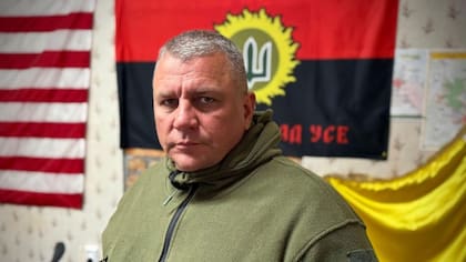 El coronel Andriy Verlatyy dice que las fuerzas armadas no tenían mucha confianza en las mujeres, pero eso ha cambiado con el tiempo