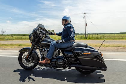 El Coronel Cabeza de Plata a bordo de su Harley Davidson Street Glide Special