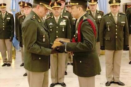 El coronel Marcelo Granitto recibe una distinción del Ejército