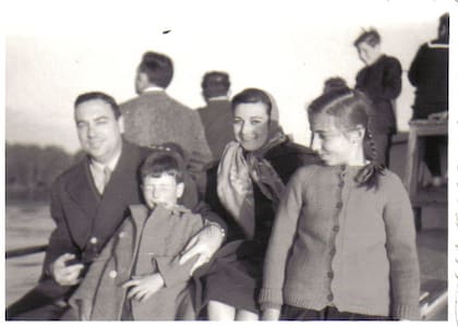 El coronel postmórtem Argentino del Valle Larrabure con su familia