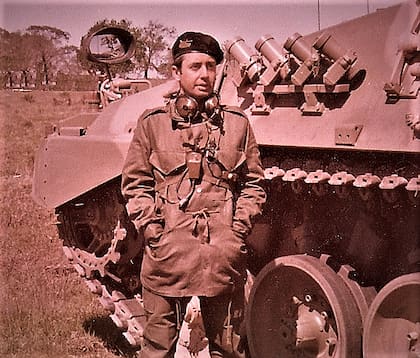 El coronel Villa Abrille junto a un TAM, en Campo de Mayo, en una imagen de su álbum personal