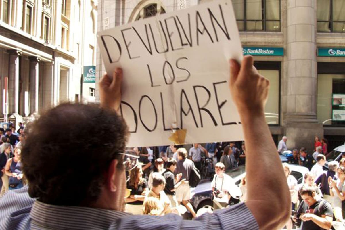 El corralito de 2001 (foto) sigue muy fresco y es por eso que muchos argentinos no confían sus ahorros a los bancos ni al peso.