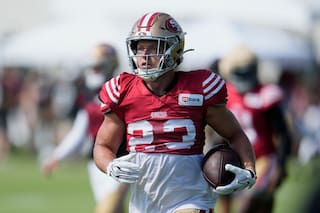 McCaffrey no practica por "rigidez" mientras los 49ers controlan su carga de trabajo