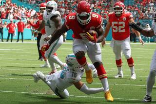 Kenneth Walker logra dos touchdowns y Chiefs vencen 24-10 a Dolphins tras lesión de Achane