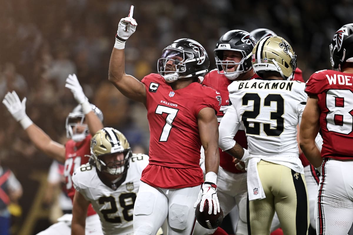 El corredor de los Falcons de Atlanta, Bijan Robinson (7), celebra tras anotar contra los Saints de