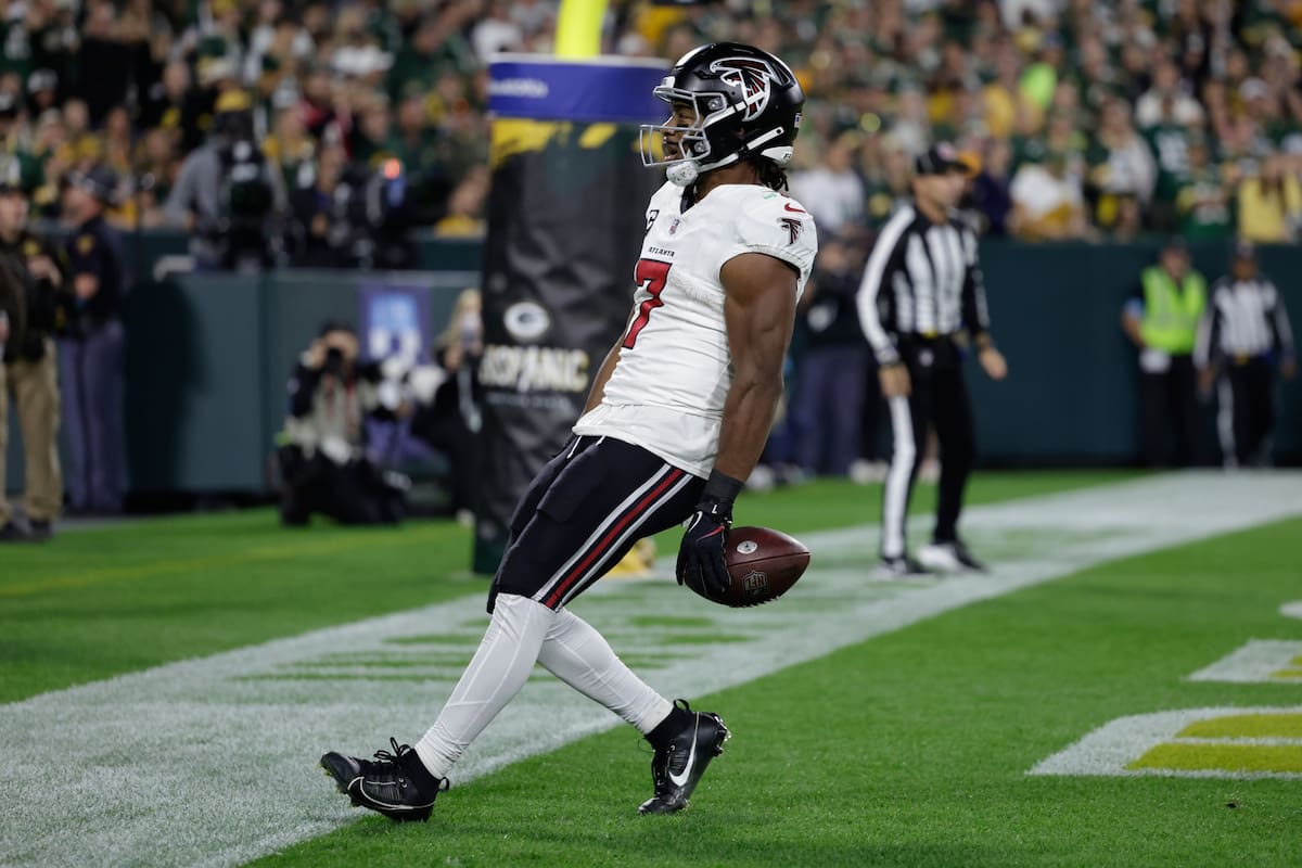 El corredor de los Falcons de Atlanta, Bijan Robinson, corre para conseguir un touchdown durante la