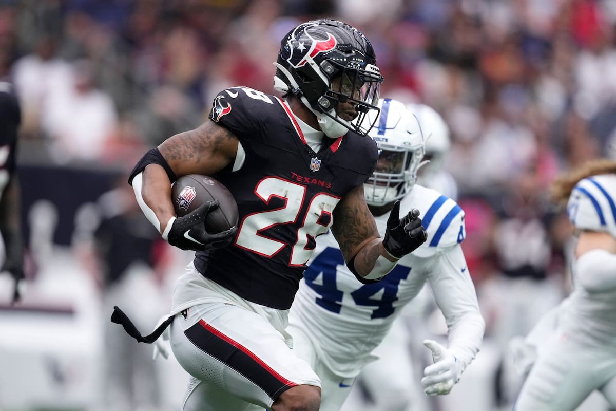 El corredor de los Texans de Houston Joe Mixon corre con el balón frente al linebacker de los Colts de Indianápolis Zaire Frankin en el encuentro del domingo 27 de octubre del 2024. (AP Foto/Tony Gutierrez)