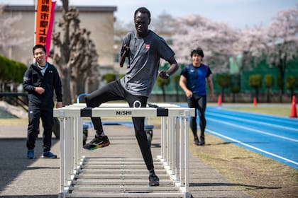 El corredor paralímpico de Sudán del Sur, de 100 metros y 200 metros, Michael Machiek Ting Kutjang, participa en una sesión de entrenamiento en Maebashi. - El aplazamiento de los Juegos Olímpicos de Tokio 2020 fue un duro golpe para muchos atletas, pero un equipo de velocistas del sur de Sudán que e