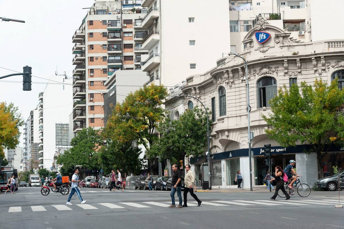 El corredor reconocido como un foco comercial de outlets cambia su fisonomía y suma obras residenciales que prometen revalorizarse