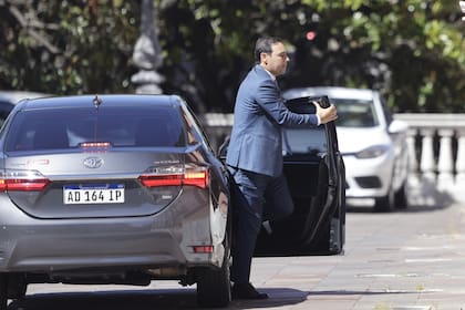 El correntino Gustavo Valdés en el ingreso a la Casa Rosada