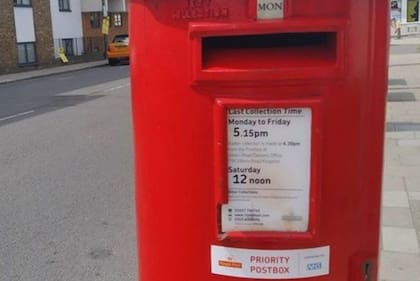 El correo brtiánico instaló buzones prioritarios para el envío de muestras de voluntarios y tests de covid-19.