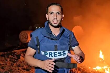 El corresponsal de Al Jazeera, Anas Al Sharif, que murió durante un bombardeo en Gaza y a quien Israel acusó de ser miembro de Hamas