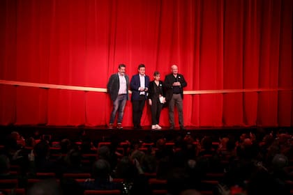 El corte de cinta, larga y dorada, con los cuatro socios de 100 Bares Producciones, los que asumieron el desafío de hacer un teatro desde la nada