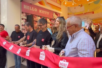 El corte de cinta se realizó con la participación de directivos de la firma y con la modelo e influencer Stephanie Demner. (Foto: @Stephaniedemner)