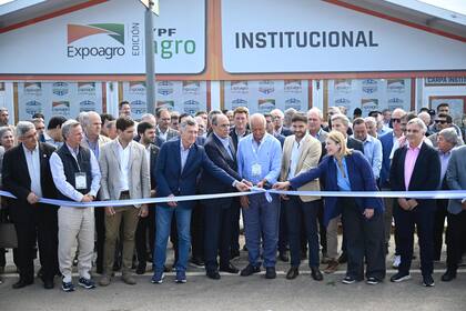 El corte de cintas de Expoagro: Javier Rodríguez, ministro de Desarrollo Agrario de Buenos Aires; Fernán Saguier, director de LA NACION; Santiago Passaglia, intendente de San Nicolás; Mauricio Macri, expresidente; Guillermo Francos, jefe de Gabinete; José Aranda (Clarín); Maximiliano Pullaro, gobernador de Santa Fe ; Gisela Scaglia, vicegobernadora de Santa Fe; y Martín Llaryora, gobernador de Córdoba