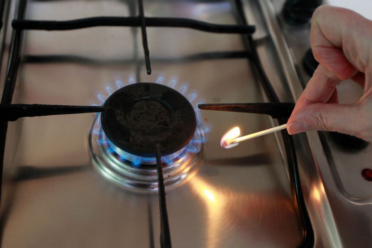 El corte de gas en un edificio por muchos meses obliga a los vecinos a resolver su vida cotidiana con artefactos eléctricos como cocina, termotanque, calefacción o refrigeración