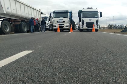 El corte de los transportistas esta tarde en el kilómetro 153 de la autopista Rosario-Buenos Aires, en Río Tala