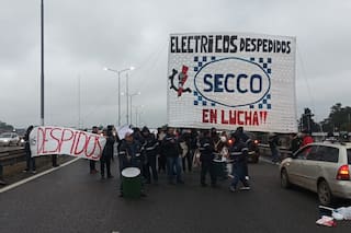 Trabajadores una empresa de bebidas bloquean el paso por despidos