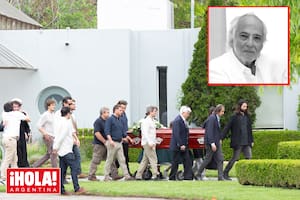 El cortejo encabezado por Justo Sánchez Elía, hijo de Pablo, llega a Jardín de Paz