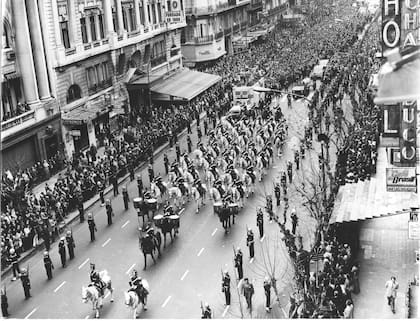 El cortejo fúnebre avanzando por la Avenida de Mayo. La mañana del 2 de julio, los restos de Perón fueron trasladados a la Catedral Metropolitana, donde se realizó una misa de cuerpo presente. De allí, fue llevado al Palacio Legislativo donde permaneció hasta el jueves 4. Miles de argentinos se acercaron dar el último adiós al líder político.