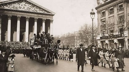 El cortejo fúnebre de Sarah Bernhardt en las calles de París