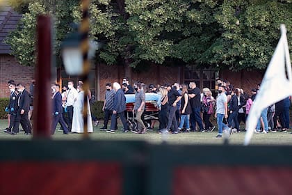 El cortejo fúnebre, en camino hacia el lugar del último descanso para Maradona