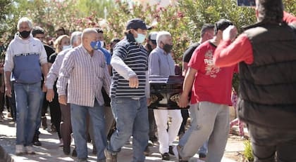 El cortejo fúnebre en la despedida de los restos de Joaquín Paredes, el chico de 15 años asesinado por policías en Paso Viejo, Cruz del Eje