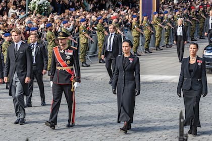 El cortejo fúnebre estuvo encabezado por el rey Haakon VIII, acompañado por sus hijos, el príncipe Sverre Magnus y la princesa heredera Ingrid Alexandra, además de su hermana, la princesa Marta Luisa