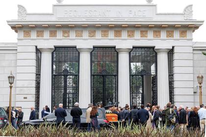 El cortejo fúnebre llega al cementerio de la Recoleta
