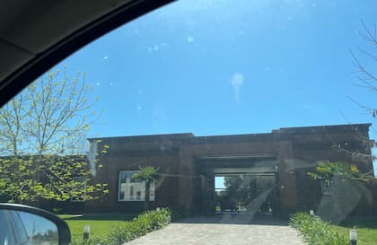 El costado de la casa de Martín Insaurralde en Fincas Club de Chacras San Vicente