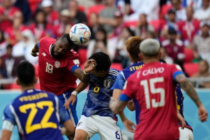 El costarricense Kendall Waston (izquierda) y el japonés Wataru Endo saltan por un balón durante el partido del Grupo E del Mundial que enfrentó a ambos equipos, en el estadio Ahmad Bin Ali en Rayán , Qatar, el 27 de noviembre de 2022. (AP Foto/Francisco Seco)