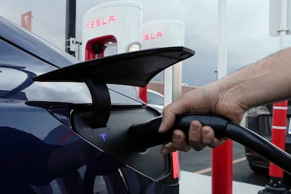 El costo de cargar un Tesla depende de varios factores