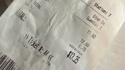 El costo del alimento era de 13 dólares y el comensal dejó una propina de 3000