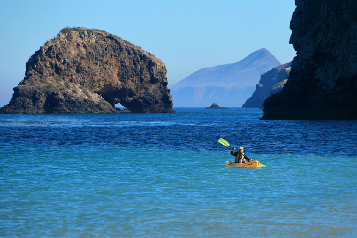 El costo elevado para visitar el Parque Nacional Channel Islands se debe a una razón sencilla: al estar compuesto por islas, los visitantes deben tomar un barco para llegar (Visit California)