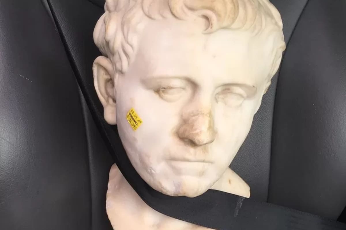 El costosísimo y antiguo busto romano fue transportado a casa en el asiento delantero de un automóvil común