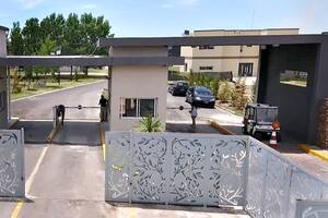 Edesur intentó cortar una conexión ilegal en un country y los vecinos atacaron la cuadrilla