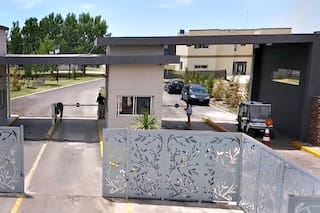Edesur intentó cortar una conexión ilegal en un country y los vecinos atacaron la cuadrilla