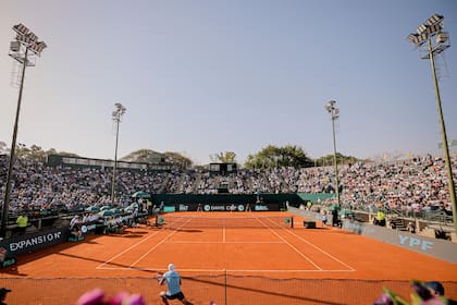 El court central del BALTC, con las tribunas pobladas, durante el fin de semana pasado en el repechaje de la Copa Davis entre la Argentina y Lituania