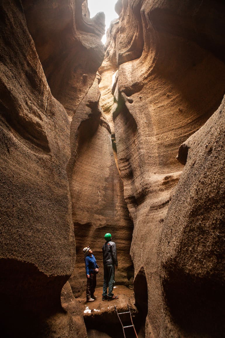 El cráter del volcán tiene tonos amarillos y anaranjados debido al agua que arrojó durante su erupción, y configuran un paisaje muy especial.