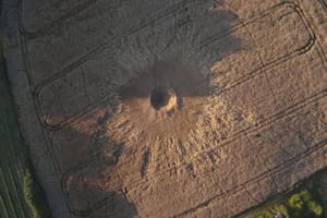 Un misil ruso impactó en Polonia, dejó un enorme cráter y extremó la tensión con la OTAN