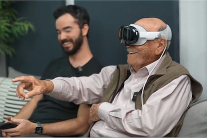 El creador de contenido Adrián Santos junto con su abuelo de 91 años probando las Apple Vision Pro por primera vez