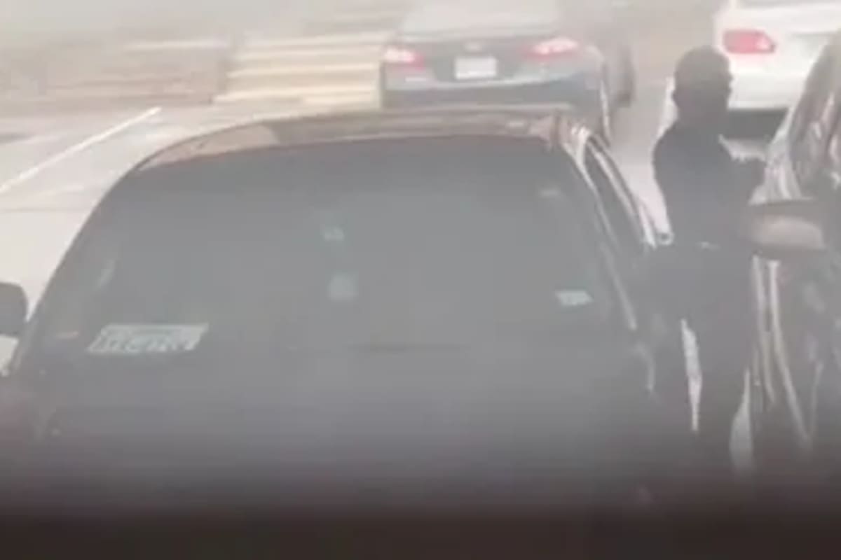 El creador de contenidos se divirtió al ver a su vecino intentar entrar al auto