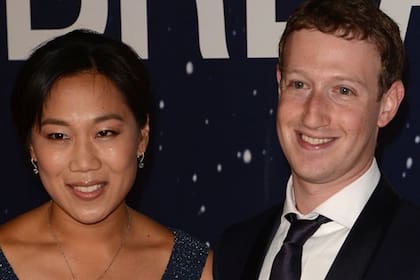 El creador de Facebook Mark Zuckerberg, junto a su esposa Priscila