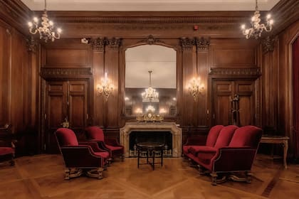 El creador de la obra fue Edouard Le Monnier, un arquitecto francés de renombre, que había diseñado el Yacht Club de Puerto Madero y la Nunciatura de la Av. Alvear.