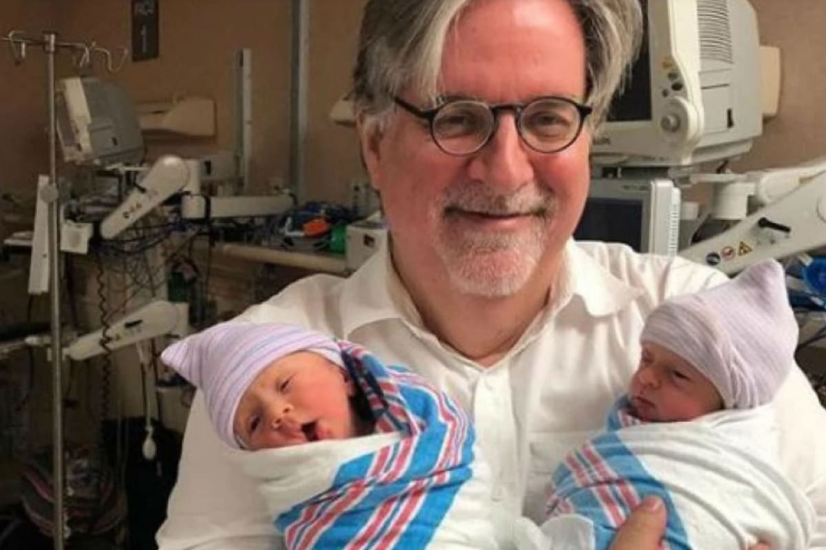 El creador de Los Simpson recibió a su segunda pareja de mellizos, Venus Ruth y Sol Matthew