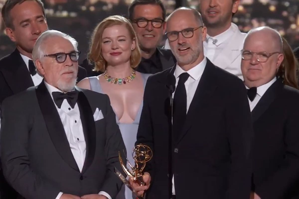 El creador de 'Succession' contó un chiste sobre el rey Carlos III en la gala.