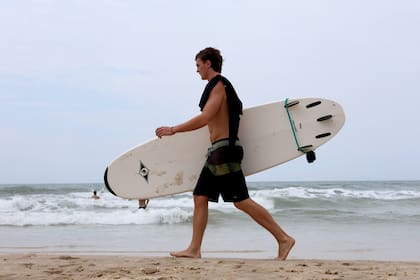 El crecimiento del turismo juvenil reconfiguró el uso de la playa y la vida nocturna del balneario