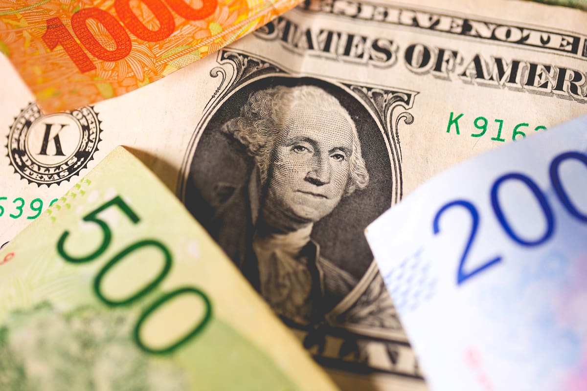 El crédito en pesos se contrae, el crédito en dólares no para de subir