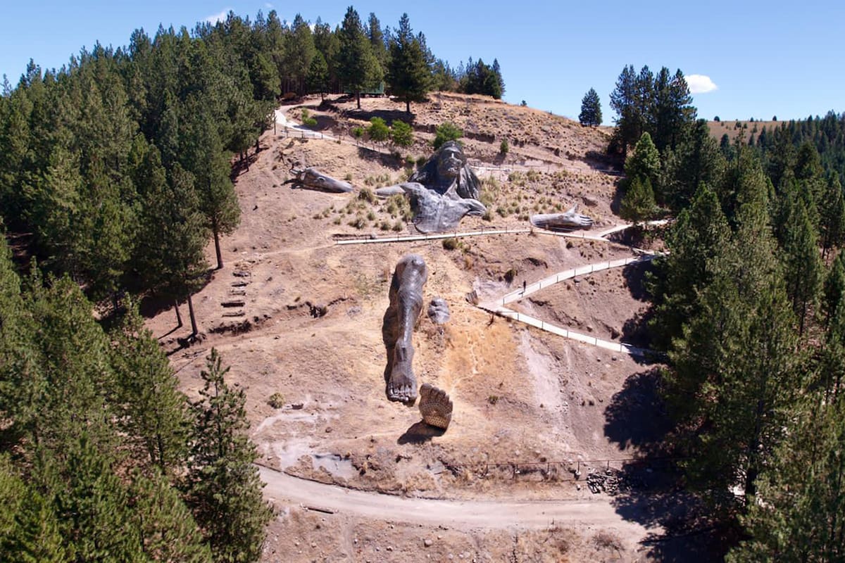 El Cristo Luz emerge en lo alto del Cerro de la Cruz y corona el imponente Vía Christi de Junín de los Andes