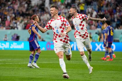 El croata Ivan Perisic convierte el gol del empate ante Japón